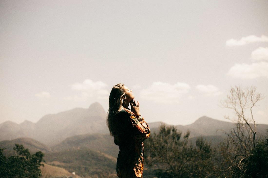 Entre Matière et Invisible Qui Chasse les Mauvaises Énergies et Comment Retrouver l’Harmonie