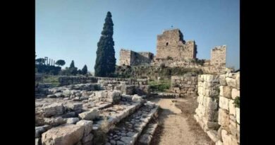 Pierre noire, Baalat Gabal et Adonis